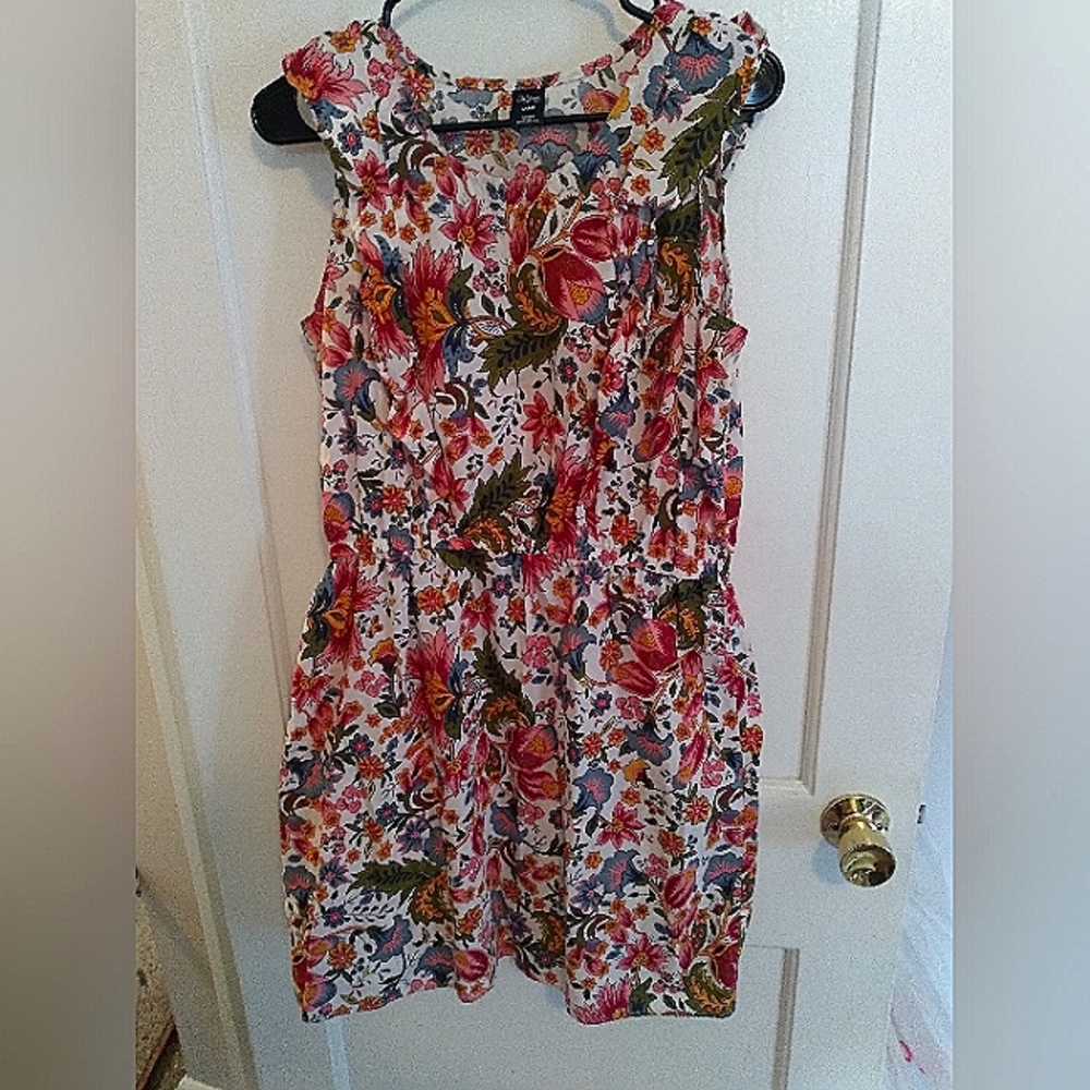 Beautiful Floral Dress size Large